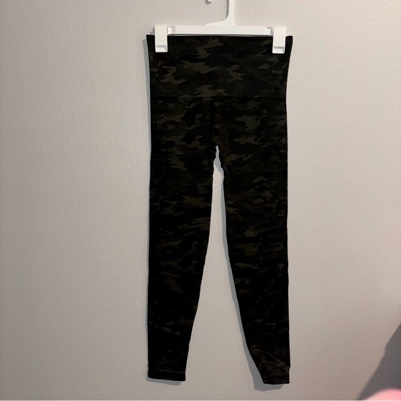 SPANX Pants - SPANX GREEN CAMO leggings Size L